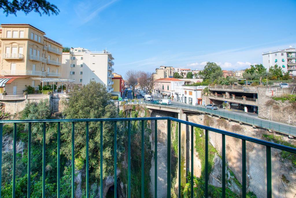 Relais La Rupe Hotel Соренто Екстериор снимка